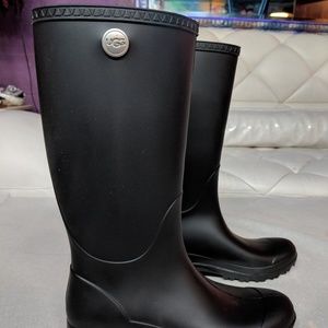 UGG size 8 Women's Shelby matte black rubber boots